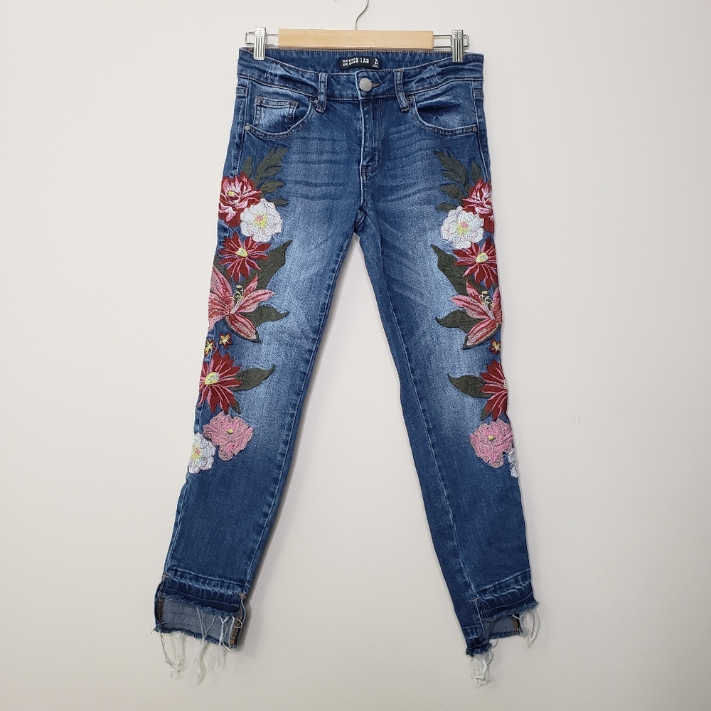 Design lab floral embroidered raw hem skinny jeans 26